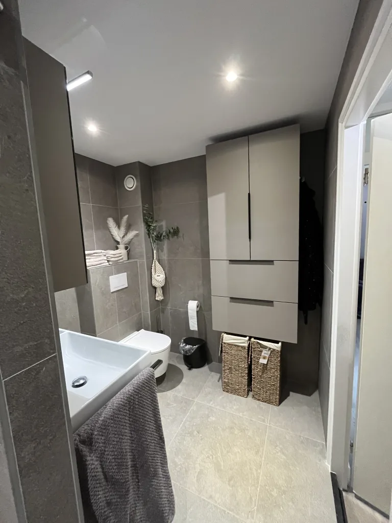 Badkamer met douchemuur – ton-sur-ton stijl – Veenendaal