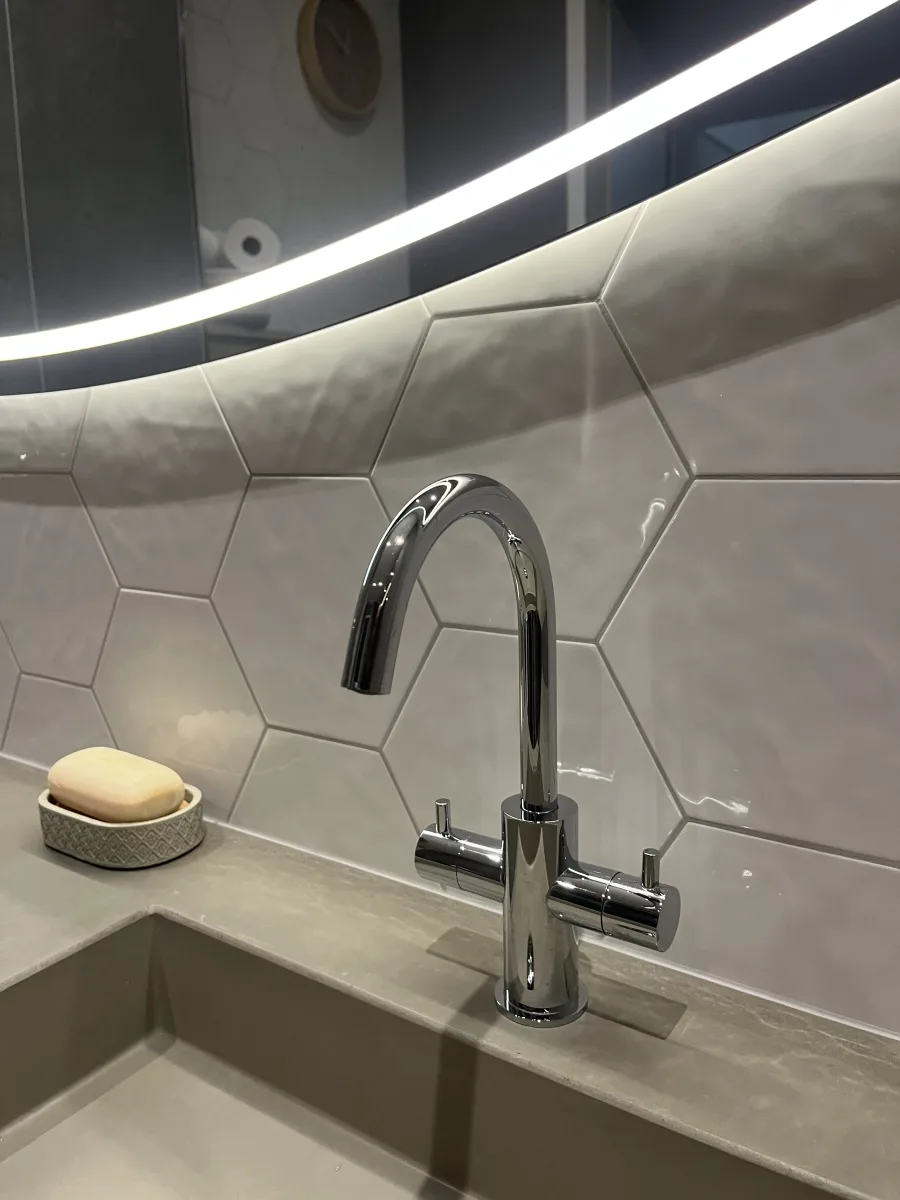 Badkamer met boetiek sfeer en Portugese tegels – karakteristiek stijl – Amersfoort (foto 13)