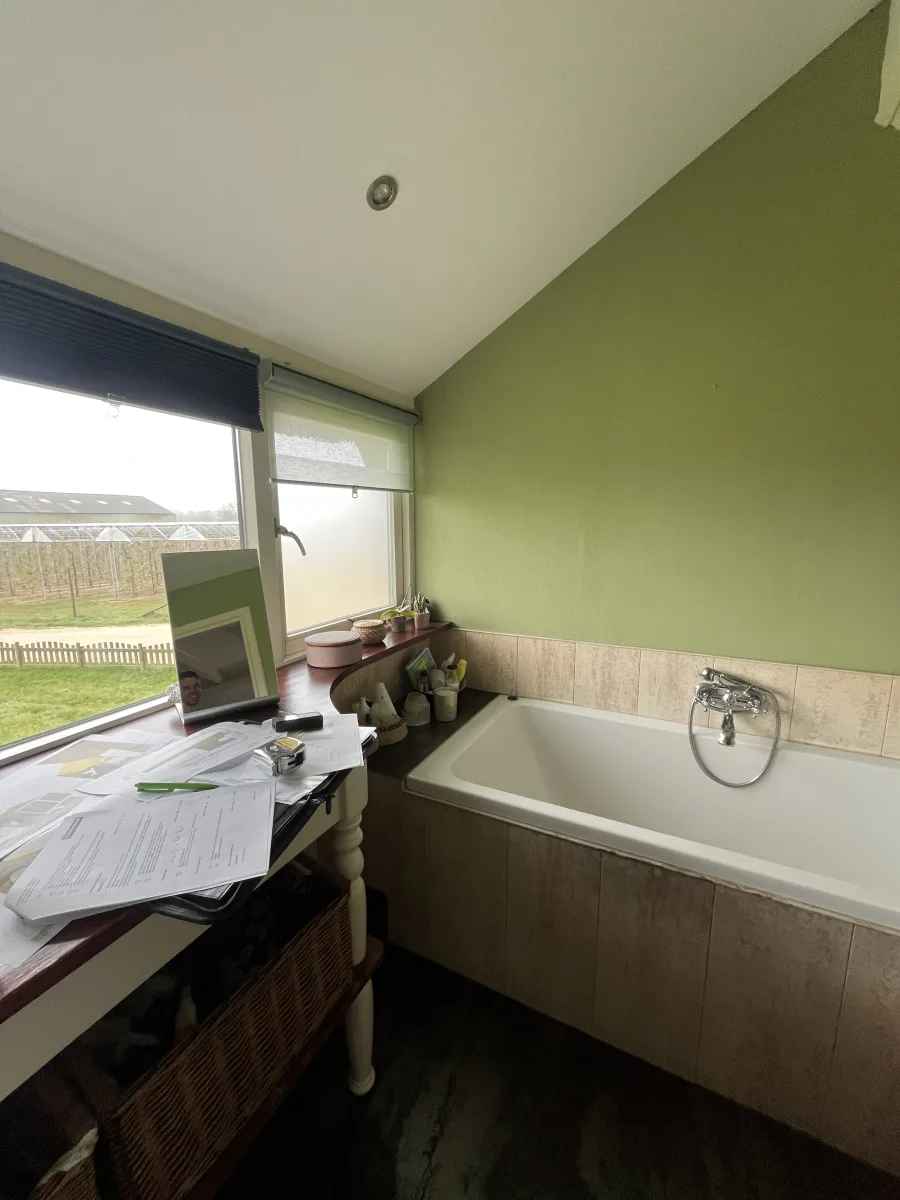 Badkamer met koperen kranen en Portugese tegels – karakteristiek stijl – Lienden (foto 11)