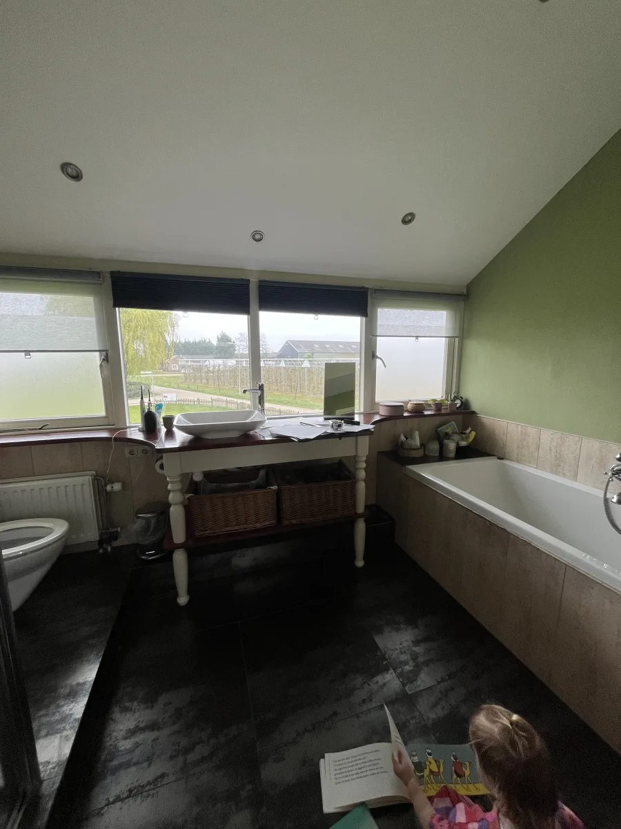 Badkamer met koperen kranen en Portugese tegels – karakteristiek stijl – Lienden (foto 10)