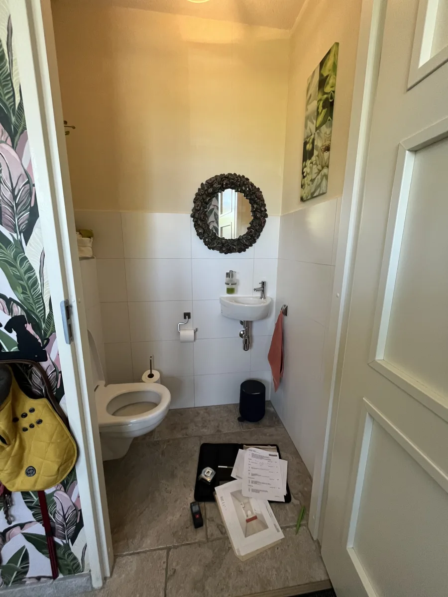 Gastentoilet rood genuanceerd – modern stijl – Wageningen (foto 10)
