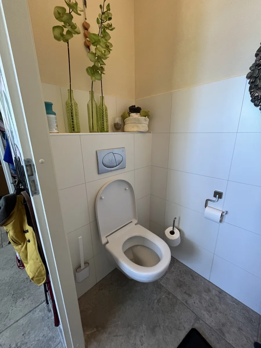 Gastentoilet rood genuanceerd – modern stijl – Wageningen (foto 11)