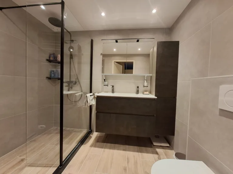 Badkamer inloopdouche Duka Libero 4000 – badkamers met hout stijl – Tiel