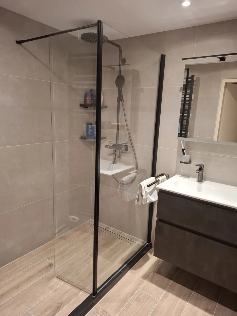 Badkamer inloopdouche Duka Libero 4000 – badkamers met hout stijl – Tiel