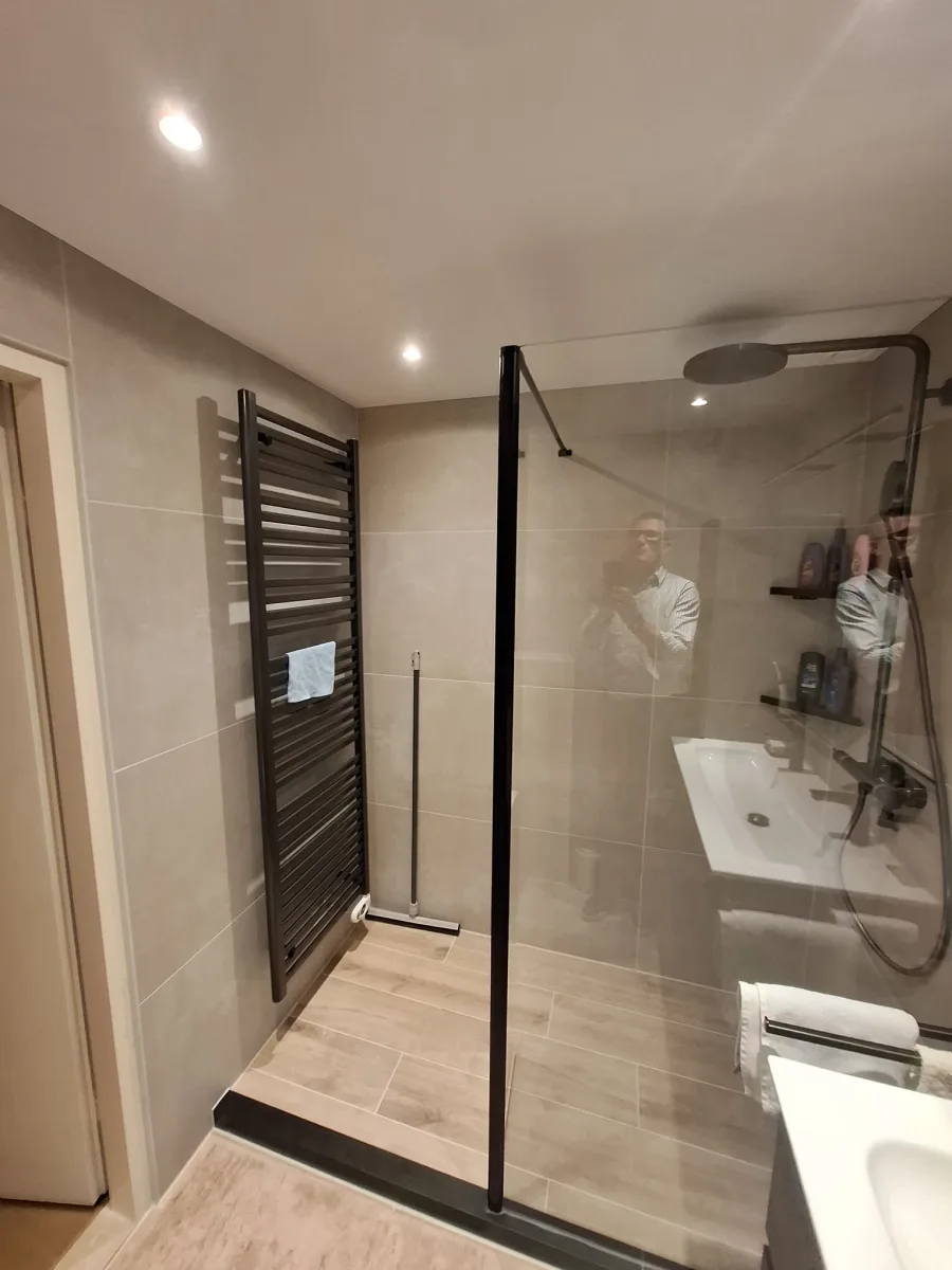 Badkamer inloopdouche Duka Libero 4000 – badkamers met hout stijl – Tiel (foto 4)