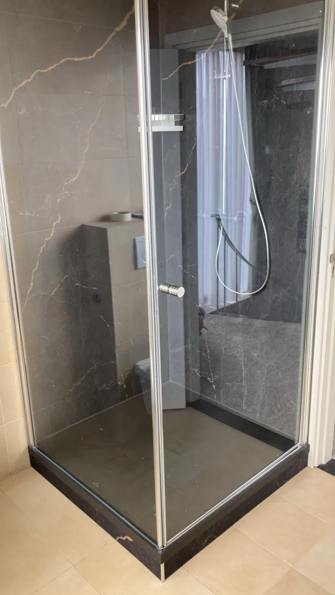 Nieuwe voegloze douchehoek – marmer stijl – Renkum (foto 4)