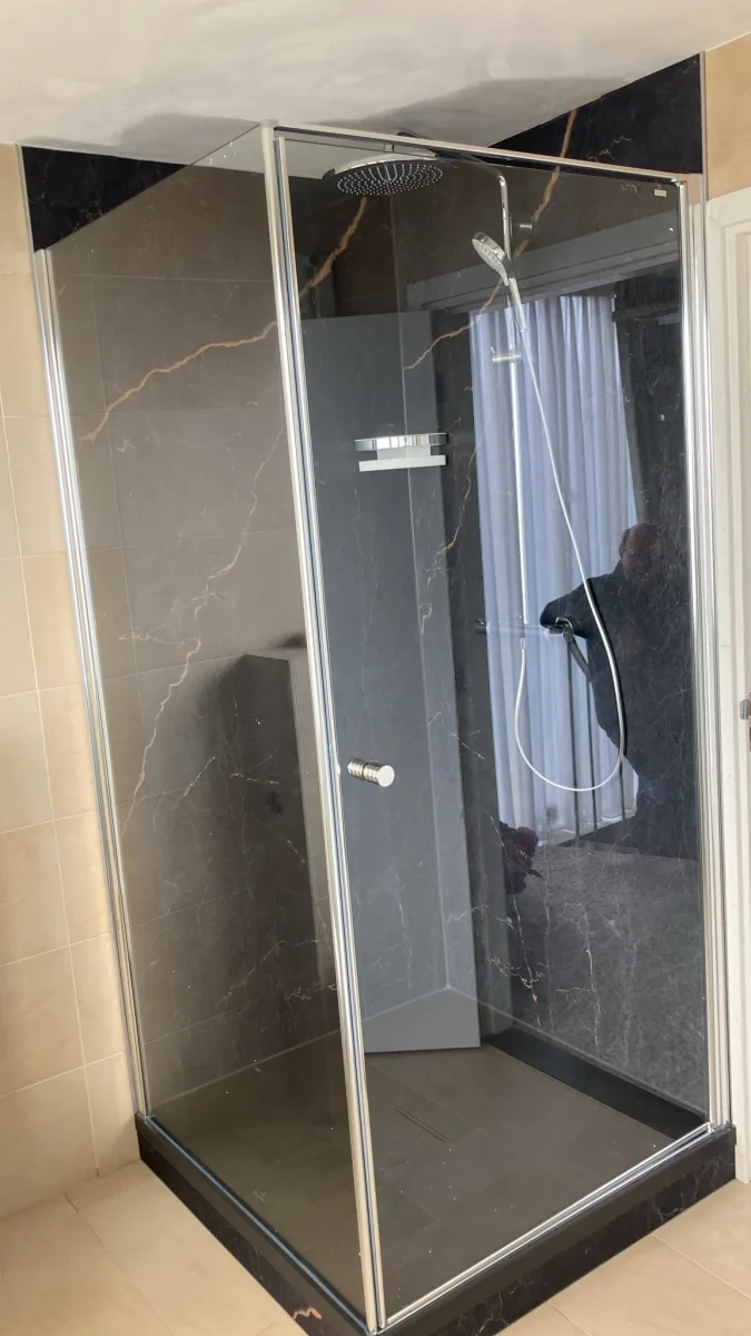 Nieuwe voegloze douchehoek – marmer stijl – Renkum (foto 3)