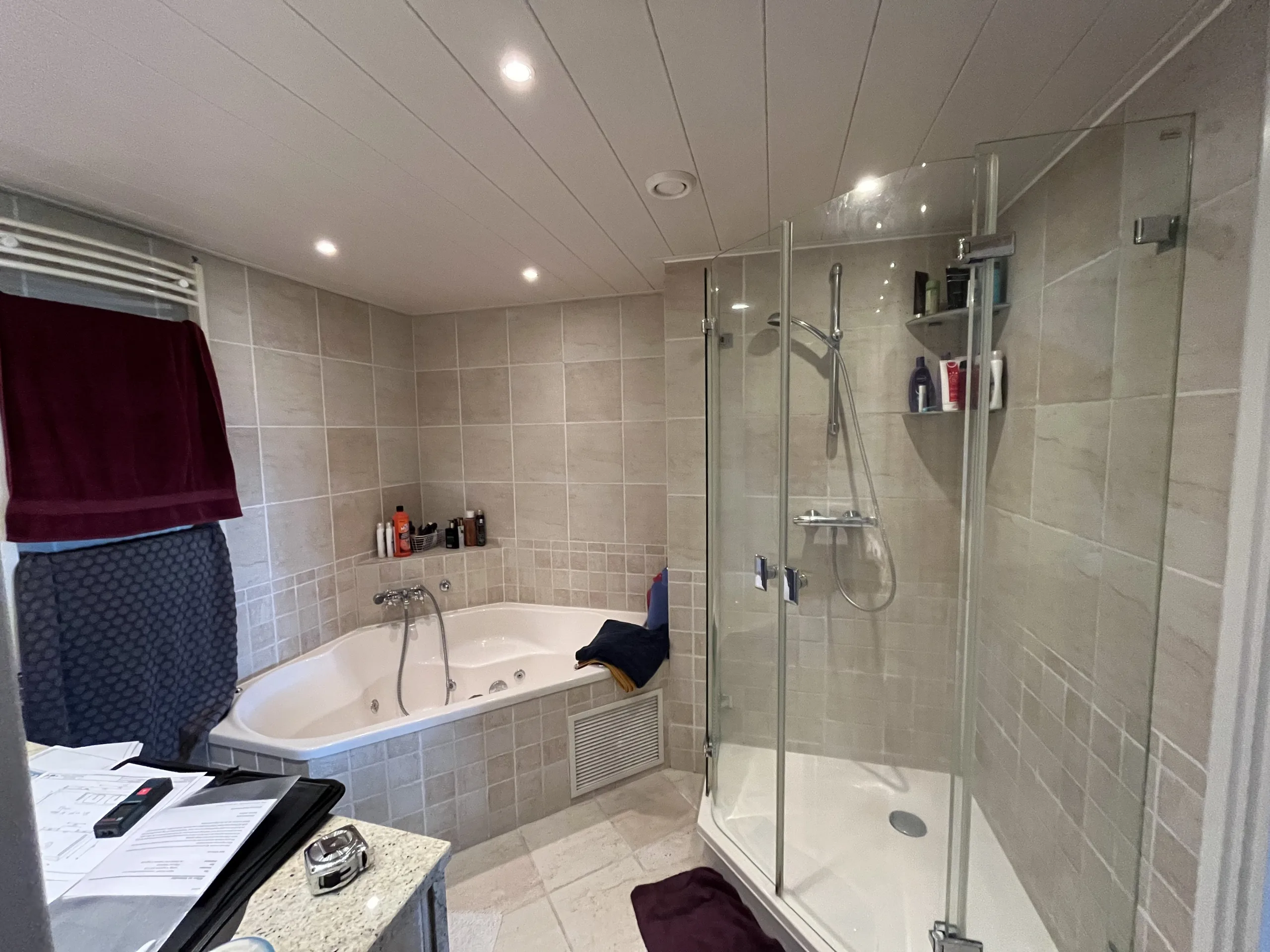 Voor de renovatie – Terrazzo vloer, klein formaat tegels en stukwerk badkamer