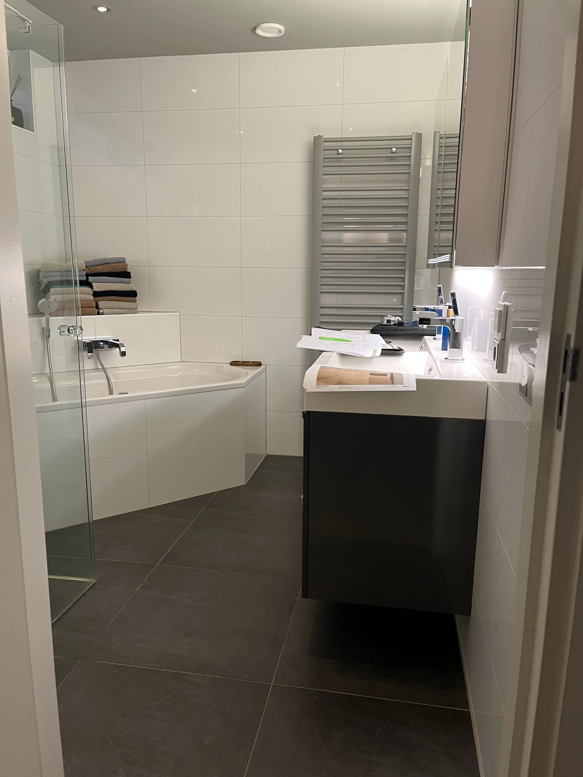 Voor de renovatie – Japandi badkamer met afgeronde meubels en inloopdouche met zitje