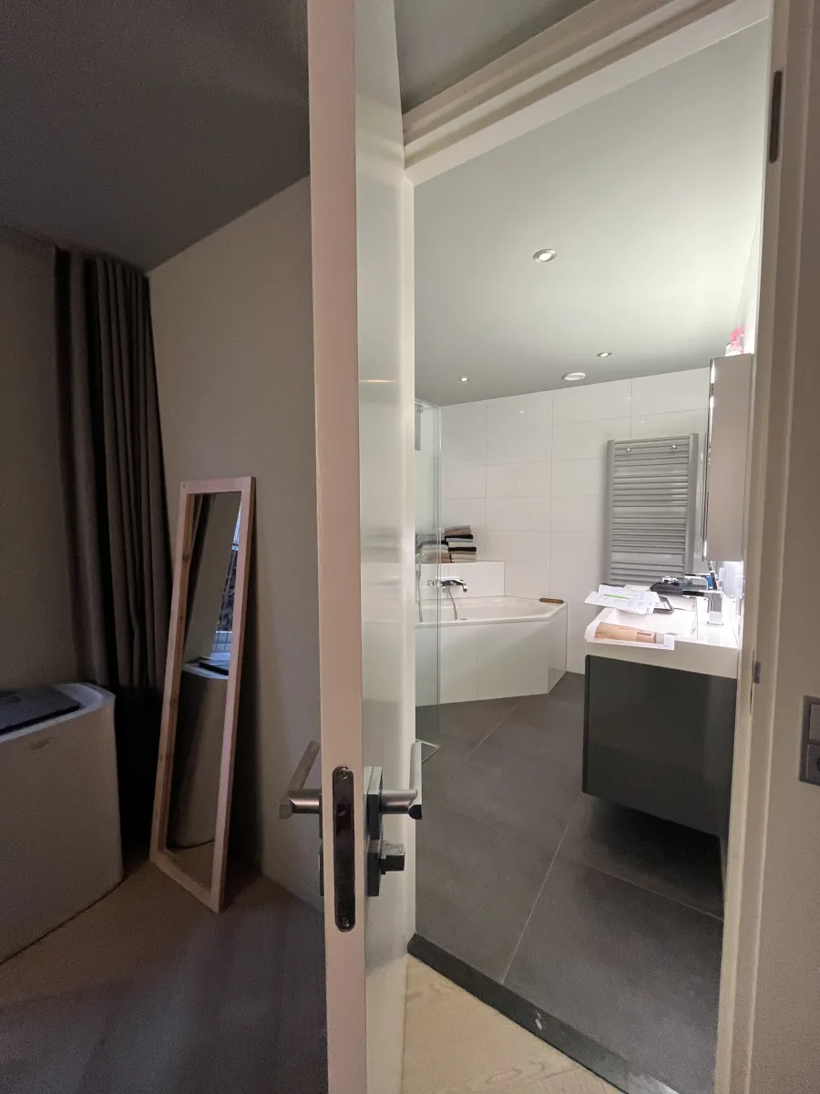 Japandi badkamer met afgeronde meubels en inloopdouche met zitje – japandi stijl – Rhenen  (foto 17)