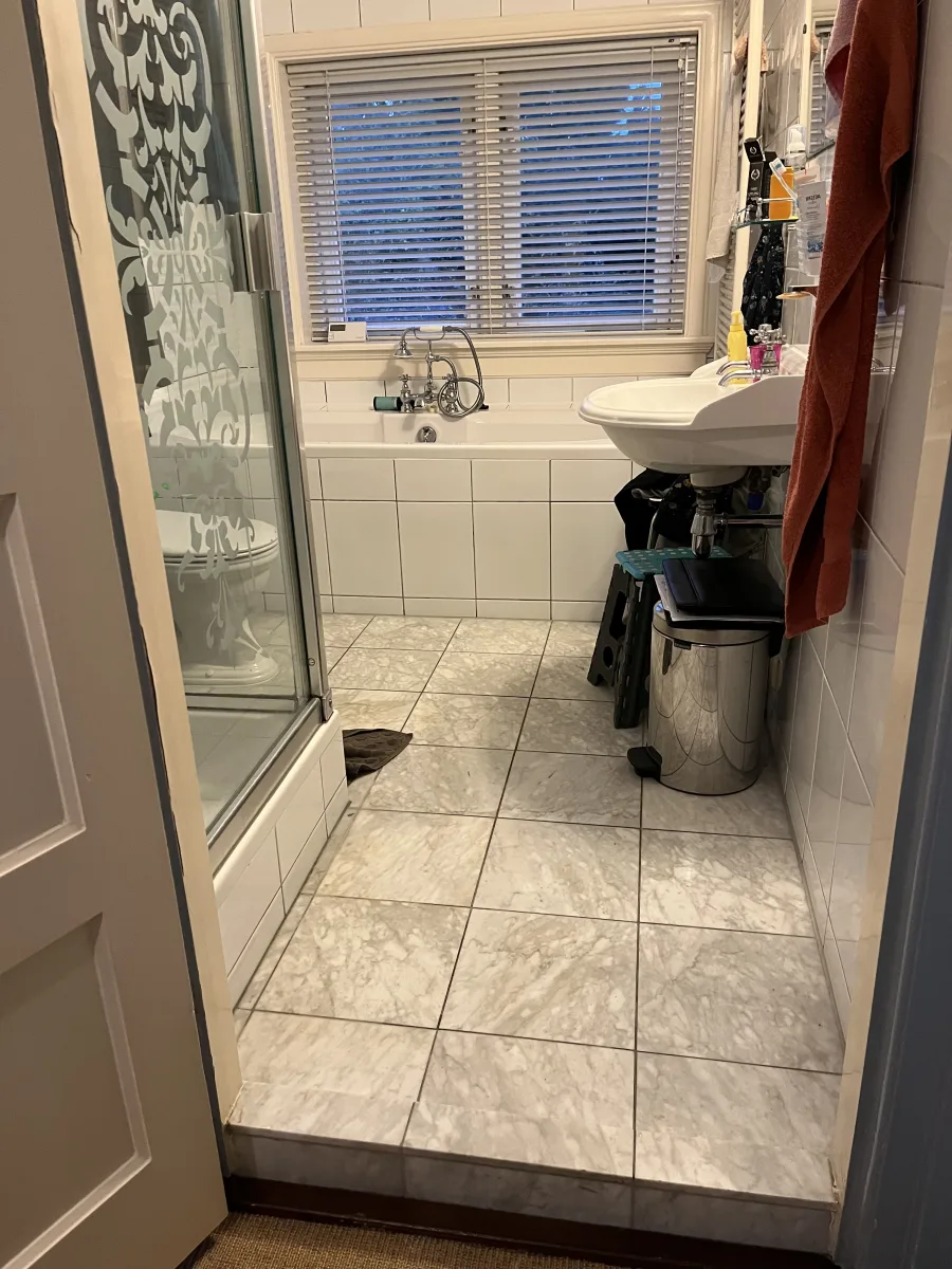 Oude badkamer voor de renovatie