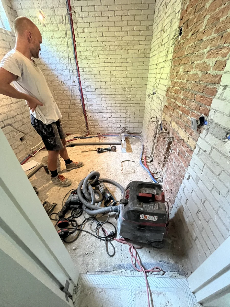 Japandi badkamer met afgeronde meubels en inloopdouche met zitje – japandi stijl – Rhenen  (foto 19)
