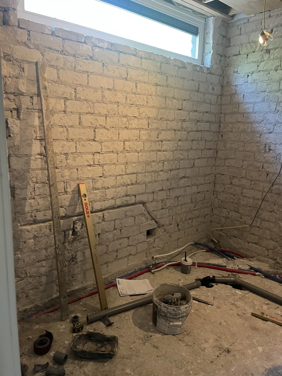 Japandi badkamer met afgeronde meubels en inloopdouche met zitje – japandi stijl – Rhenen  (foto 20)