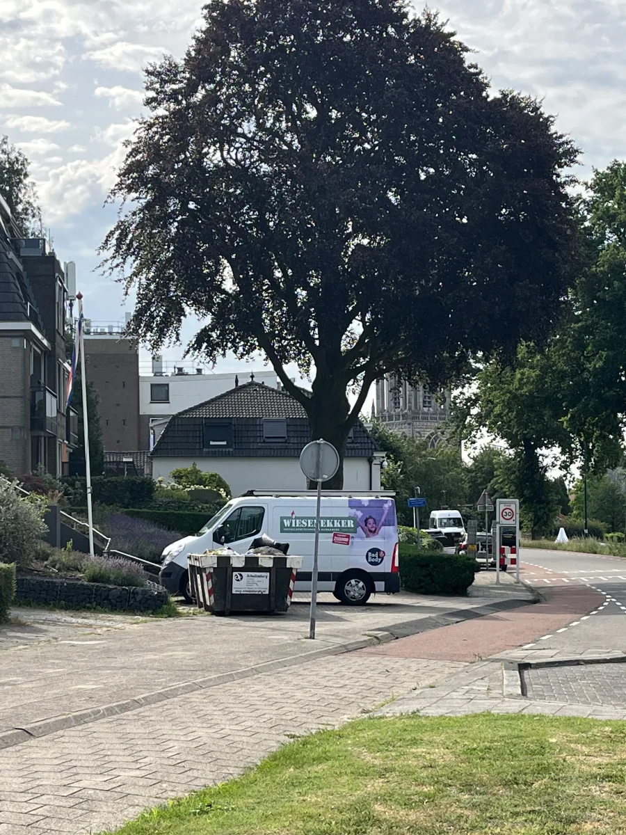 Japandi badkamer met afgeronde meubels en inloopdouche met zitje – japandi stijl – Rhenen  (foto 23)