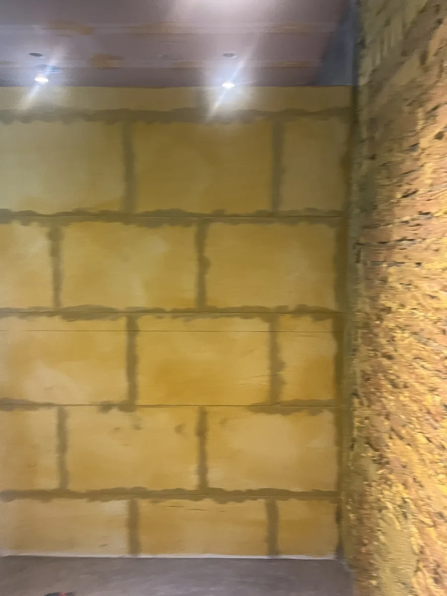 Japandi badkamer met afgeronde meubels en inloopdouche met zitje – japandi stijl – Rhenen  (foto 22)