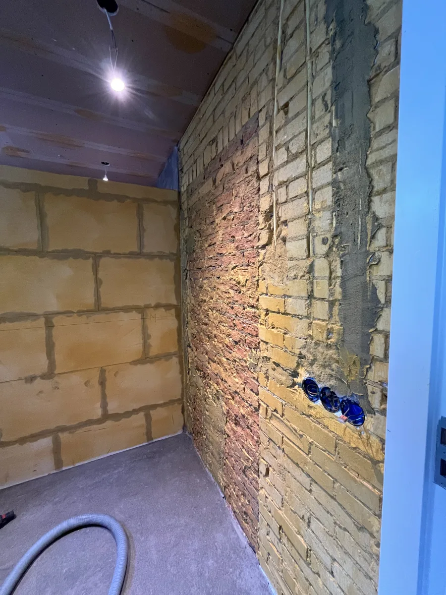 Japandi badkamer met afgeronde meubels en inloopdouche met zitje – japandi stijl – Rhenen  (foto 21)