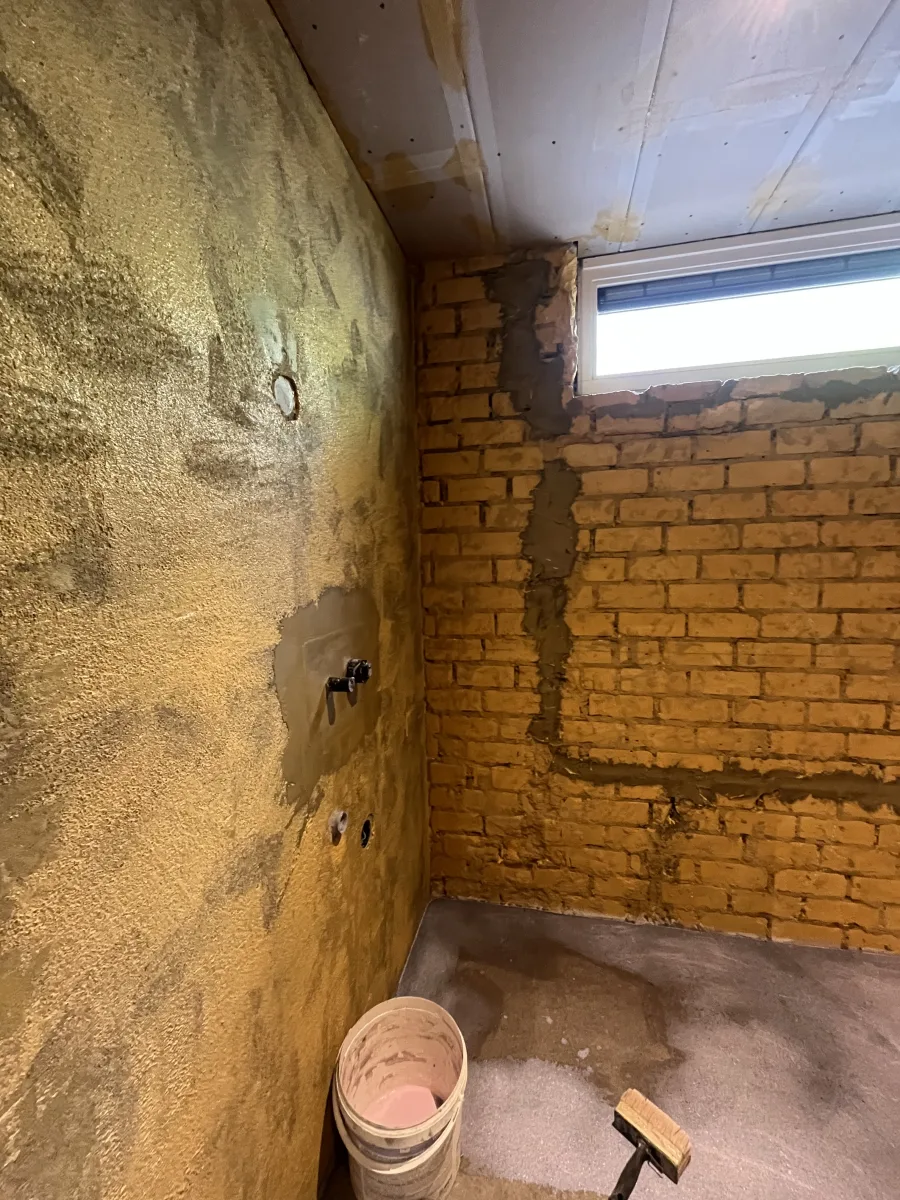 Japandi badkamer met afgeronde meubels en inloopdouche met zitje – japandi stijl – Rhenen  (foto 18)