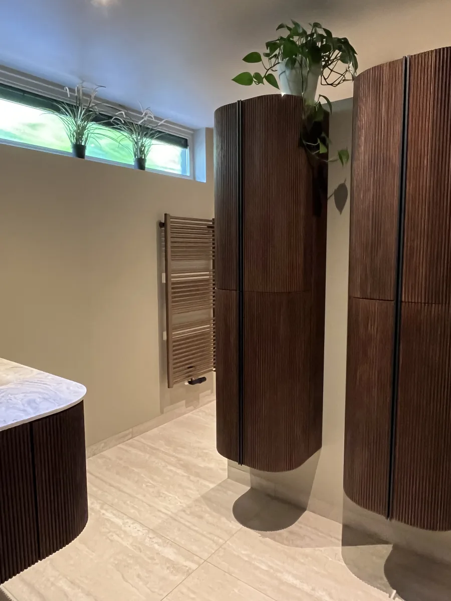 Japandi badkamer met afgeronde meubels en inloopdouche met zitje – japandi stijl – Rhenen  (foto 15)