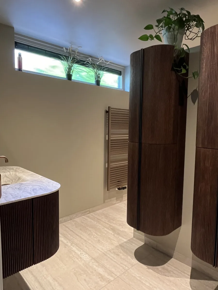 Japandi badkamer met afgeronde meubels en inloopdouche met zitje – japandi stijl – Rhenen  (foto 2)