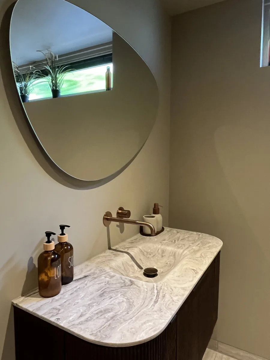 Japandi badkamer met afgeronde meubels en inloopdouche met zitje – japandi stijl – Rhenen 