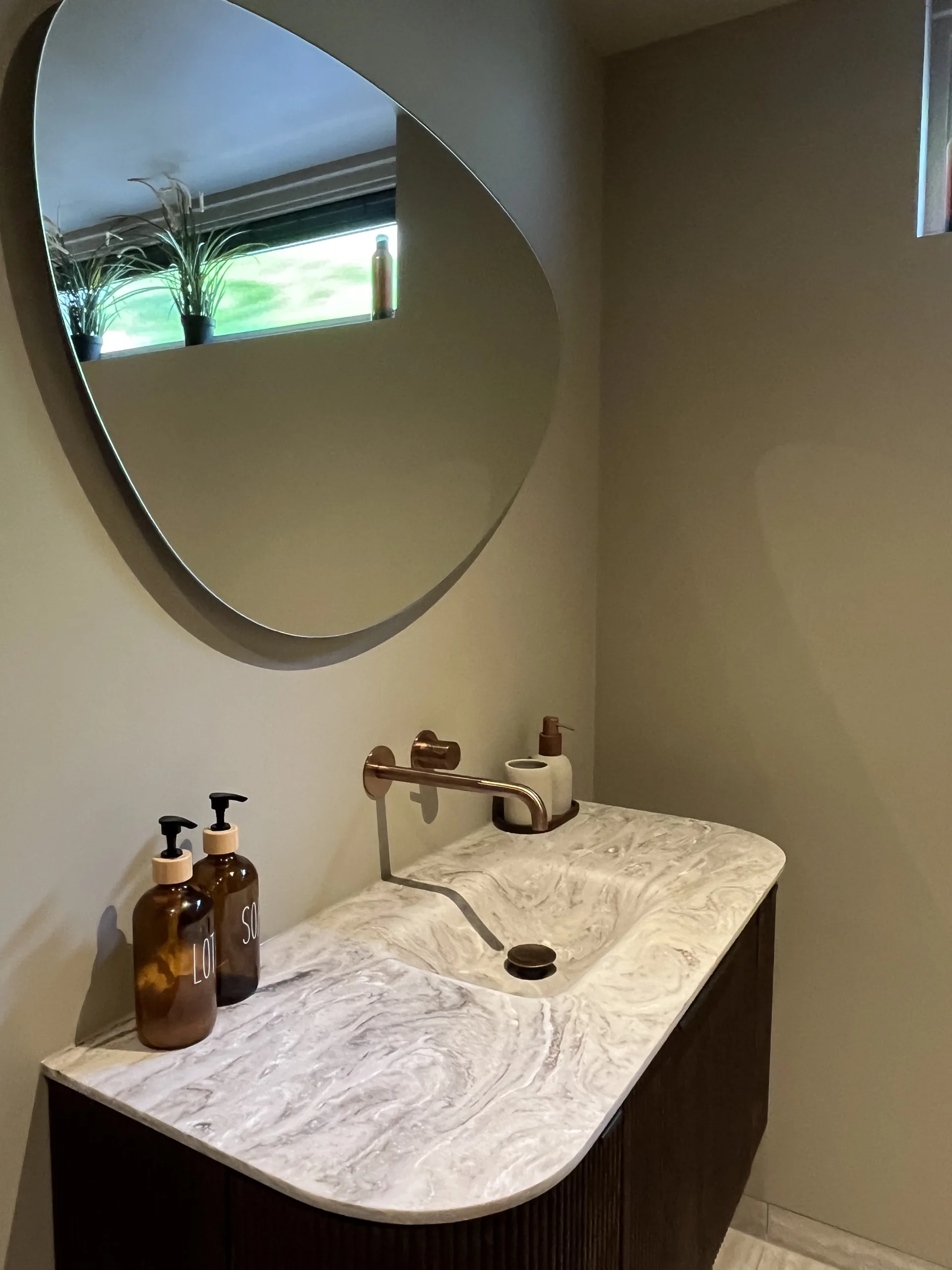 Na de renovatie – Japandi badkamer met afgeronde meubels en inloopdouche met zitje