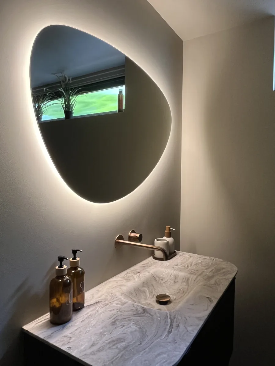 Japandi badkamer met afgeronde meubels en inloopdouche met zitje – japandi stijl – Rhenen  (foto 3)
