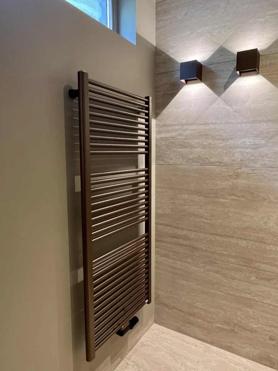 Japandi badkamer met afgeronde meubels en inloopdouche met zitje – japandi stijl – Rhenen  (foto 9)