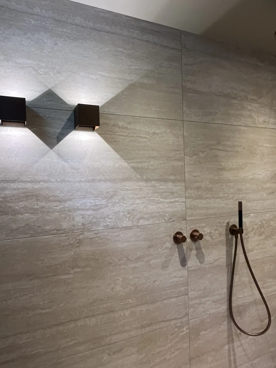 Japandi badkamer met afgeronde meubels en inloopdouche met zitje – japandi stijl – Rhenen  (foto 8)