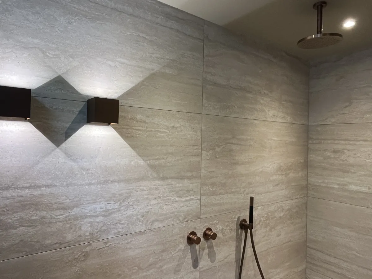 Japandi badkamer met afgeronde meubels en inloopdouche met zitje – japandi stijl – Rhenen  (foto 10)