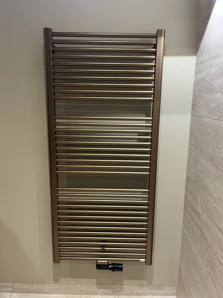 Japandi badkamer met afgeronde meubels en inloopdouche met zitje – japandi stijl – Rhenen  (foto 11)