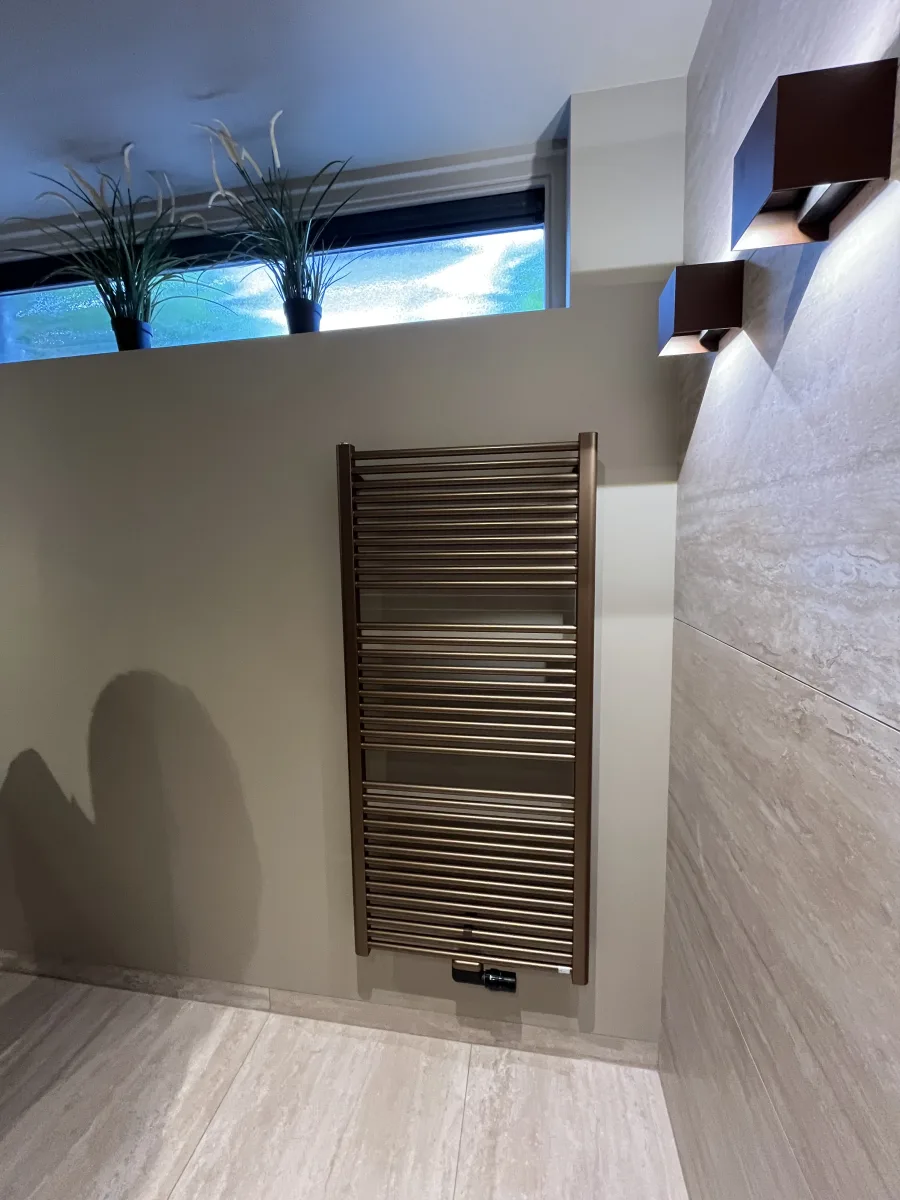 Japandi badkamer met afgeronde meubels en inloopdouche met zitje – japandi stijl – Rhenen  (foto 12)