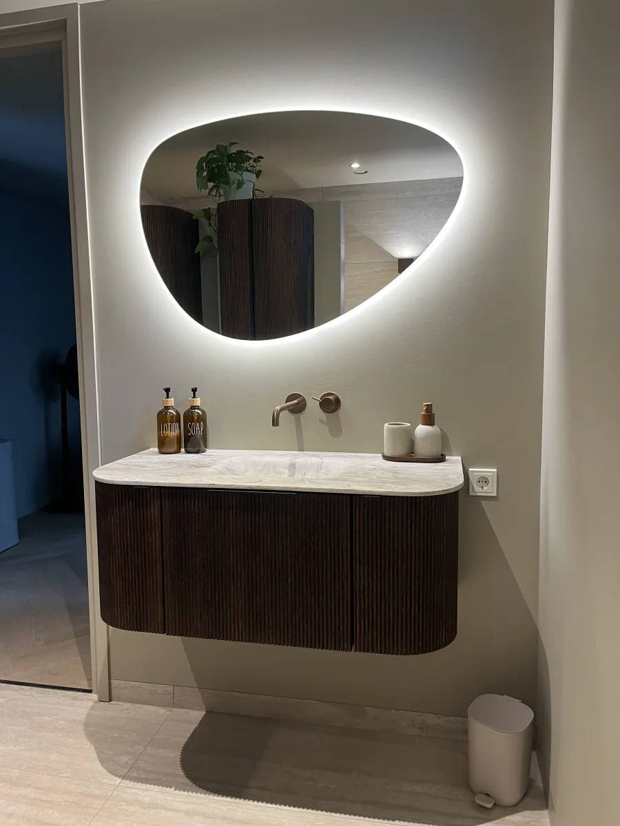 Japandi badkamer met afgeronde meubels en inloopdouche met zitje – japandi stijl – Rhenen  (foto 13)