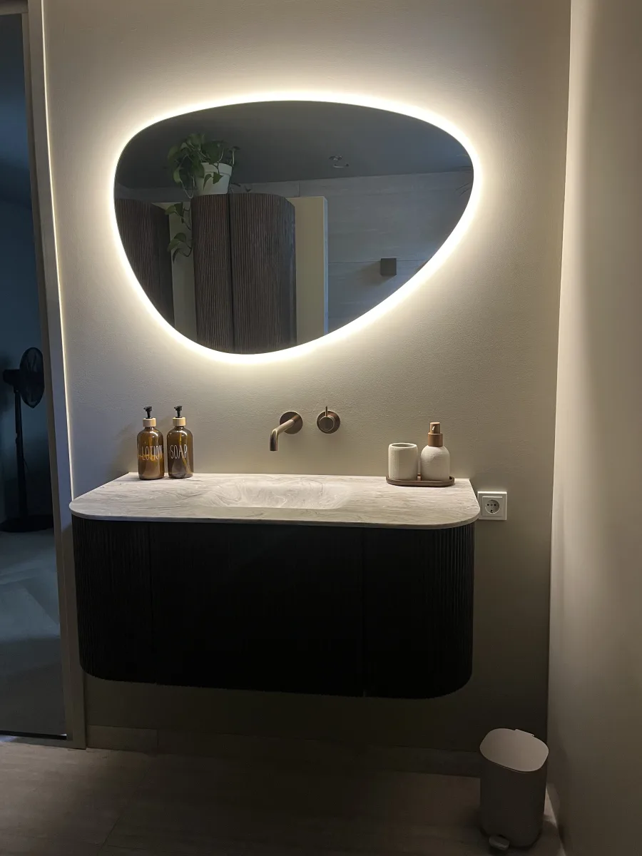 Japandi badkamer met afgeronde meubels en inloopdouche met zitje – japandi stijl – Rhenen  (foto 4)