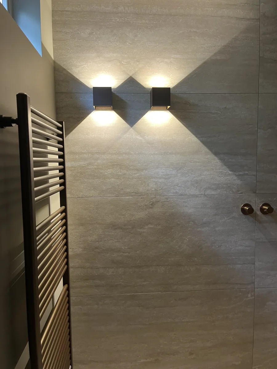 Japandi badkamer met afgeronde meubels en inloopdouche met zitje – japandi stijl – Rhenen  (foto 14)