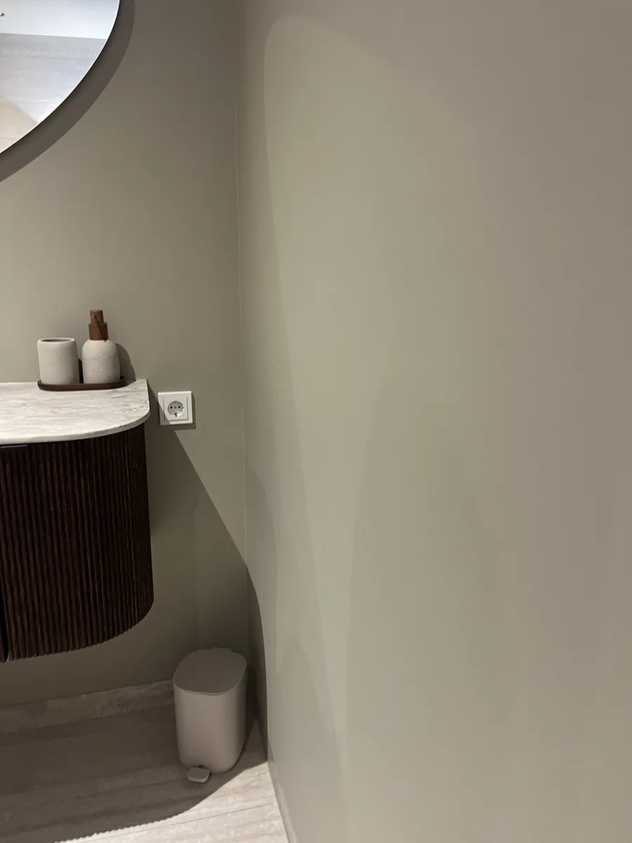 Japandi badkamer met afgeronde meubels en inloopdouche met zitje – japandi stijl – Rhenen  (foto 5)