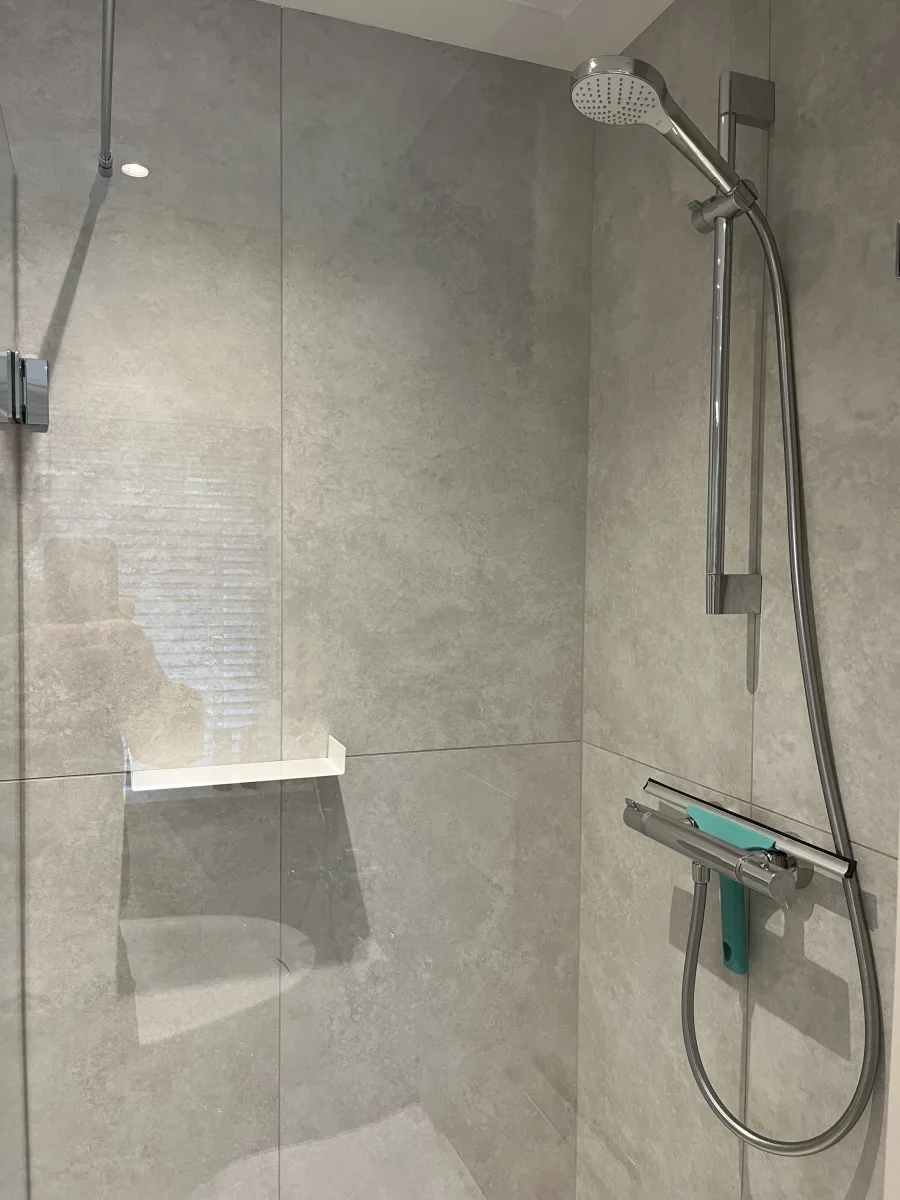 Douche met thermostaatkraan op glijstang en tegelnis