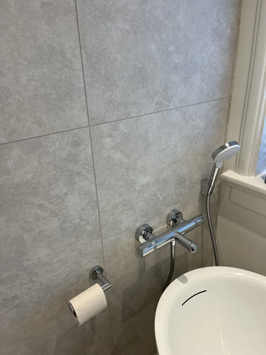 Opbouw thermostaatkraan met handdouche bij het vrijstaande bad