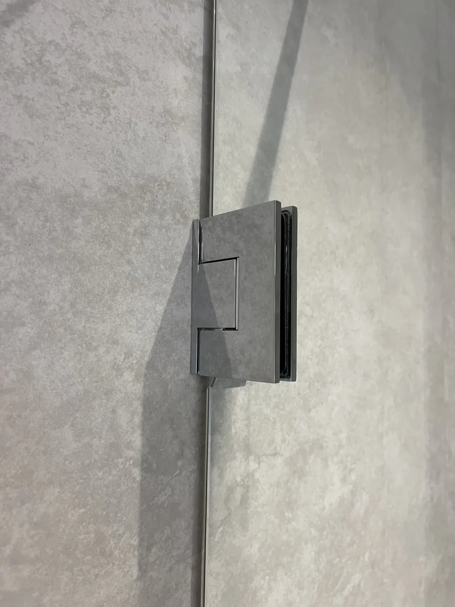 Detail scharnier van de profielloze glazen douchewand
