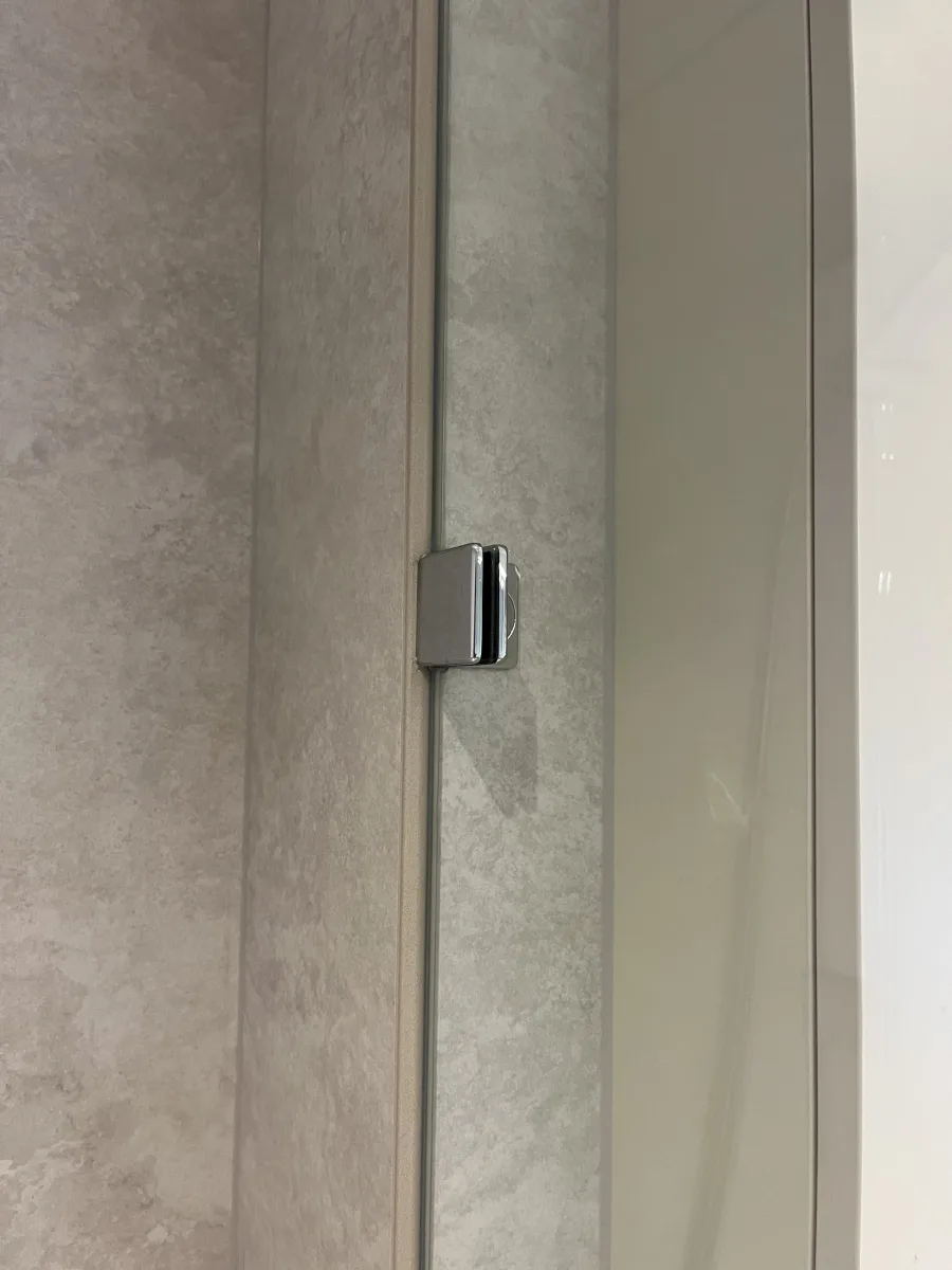 Detail profielloos glas in de douche