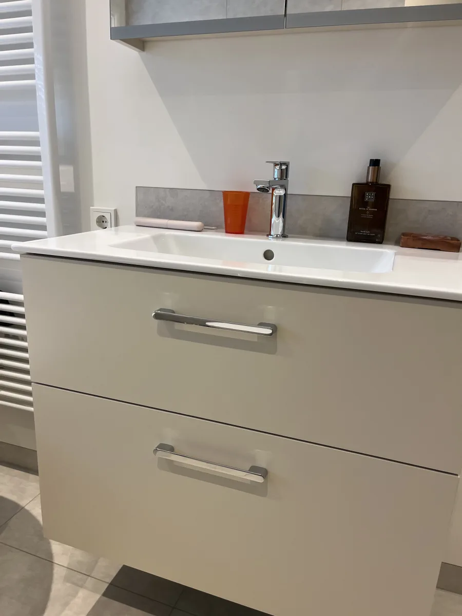 Greeploos badmeubel in pearl beige met geïntegreerde wastafel