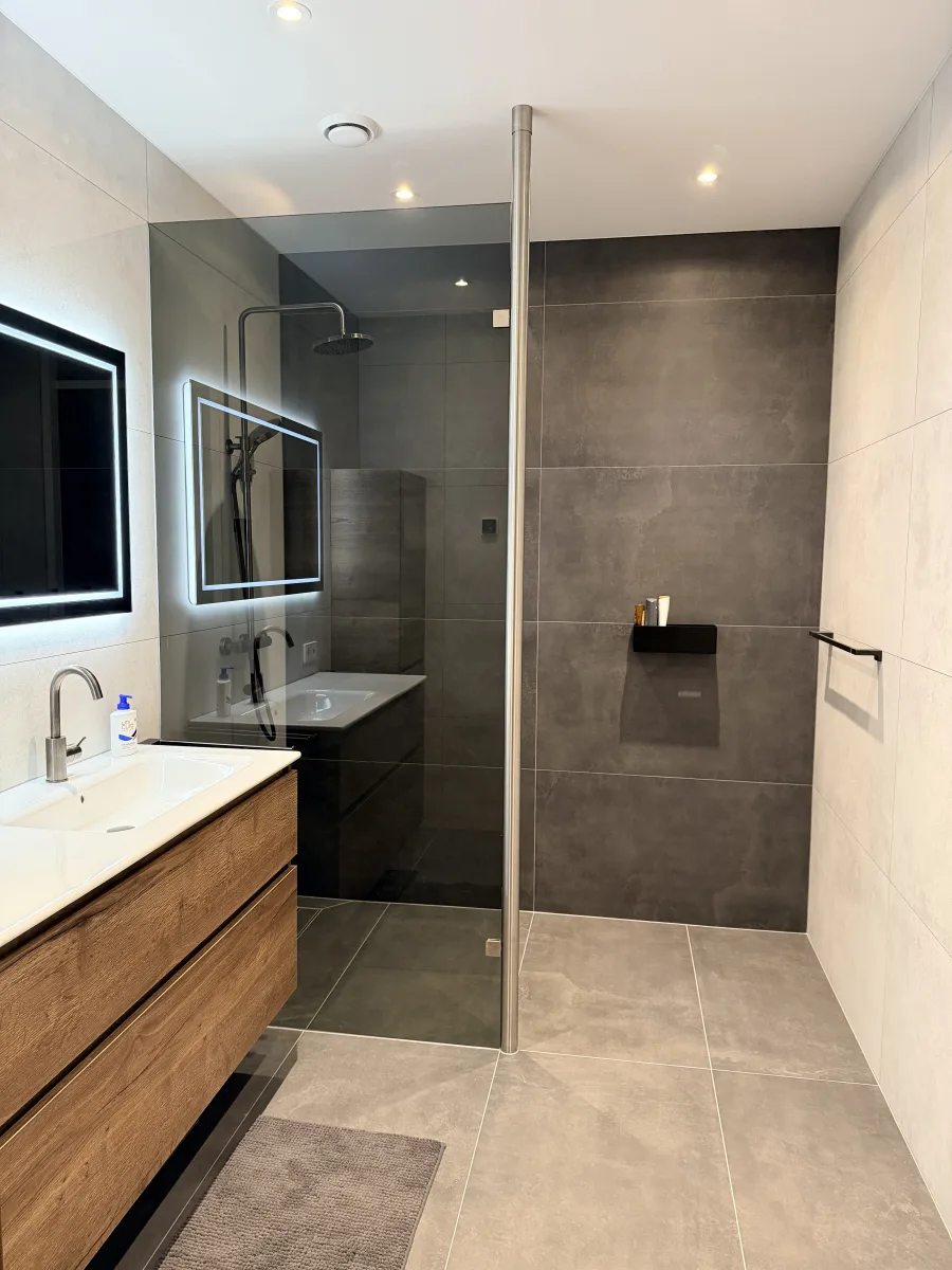 Rookglas, rvs-paal tot plafond en grote tegels: badkamer in Rhenen – modern stijl – Rhenen (foto 11)