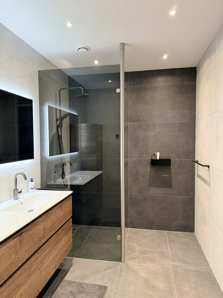 Rookglas, rvs-paal tot plafond en grote tegels: badkamer in Rhenen – modern stijl – Rhenen