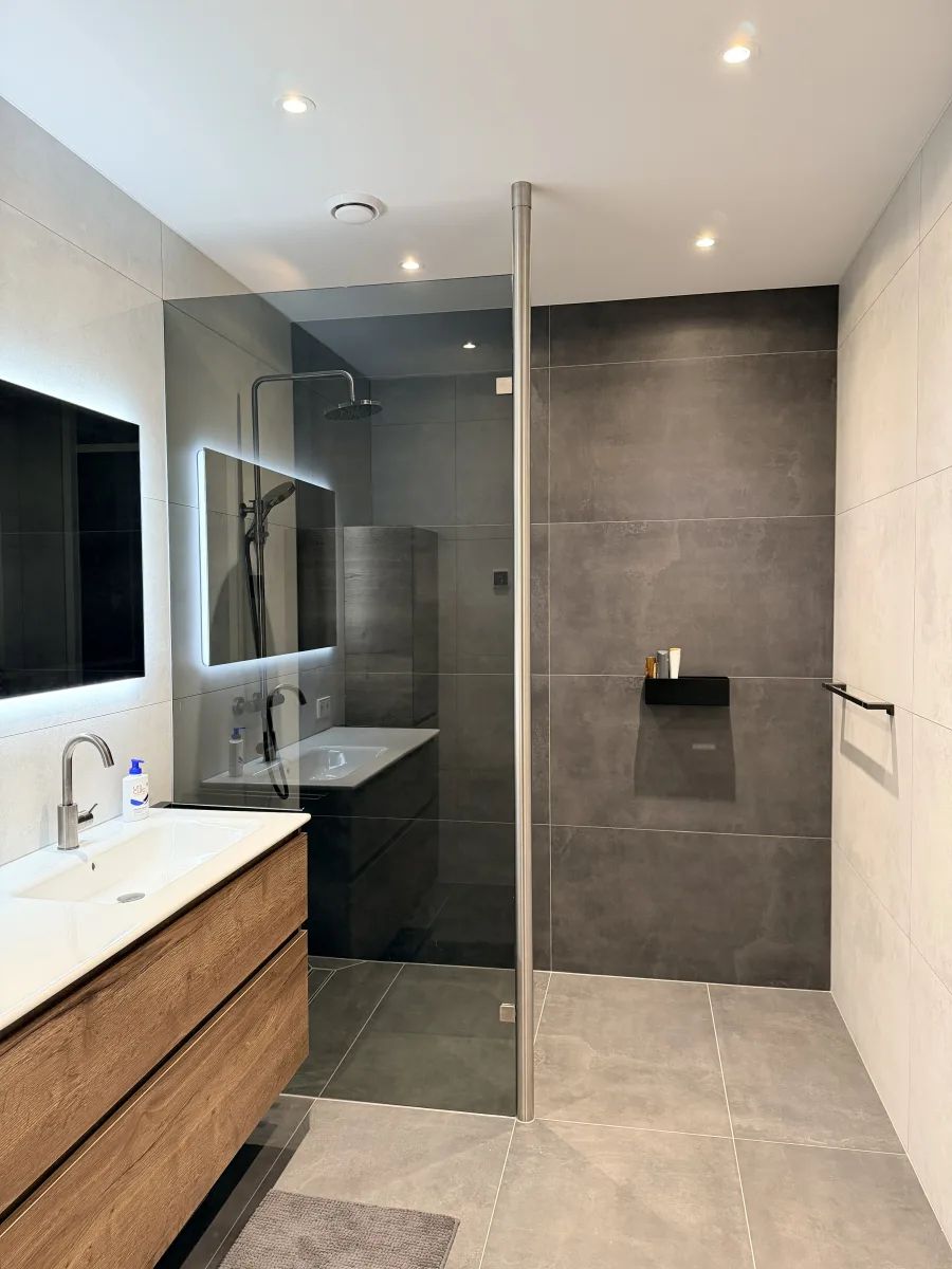 Rookglas, rvs-paal tot plafond en grote tegels: badkamer in Rhenen – modern stijl – Rhenen (foto 12)