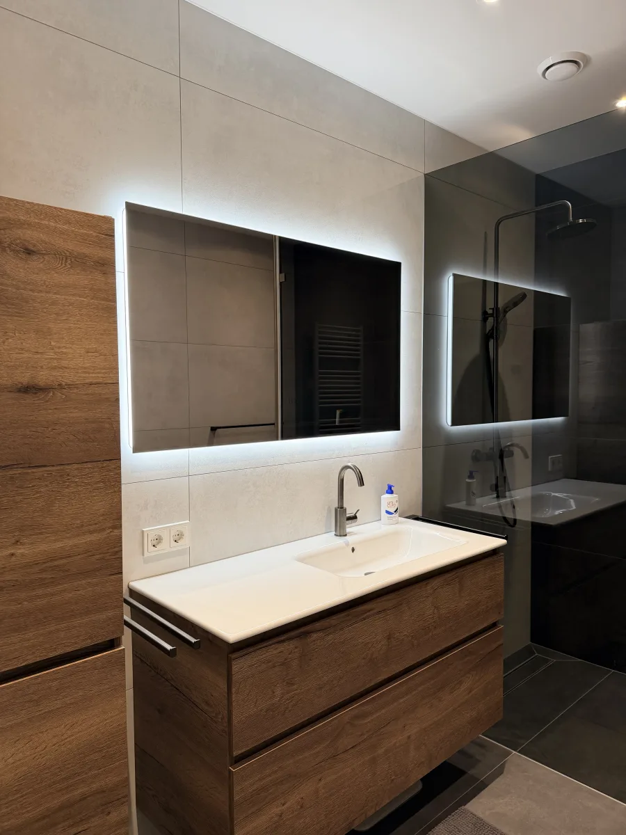 Rookglas, rvs-paal tot plafond en grote tegels: badkamer in Rhenen – modern stijl – Rhenen (foto 2)