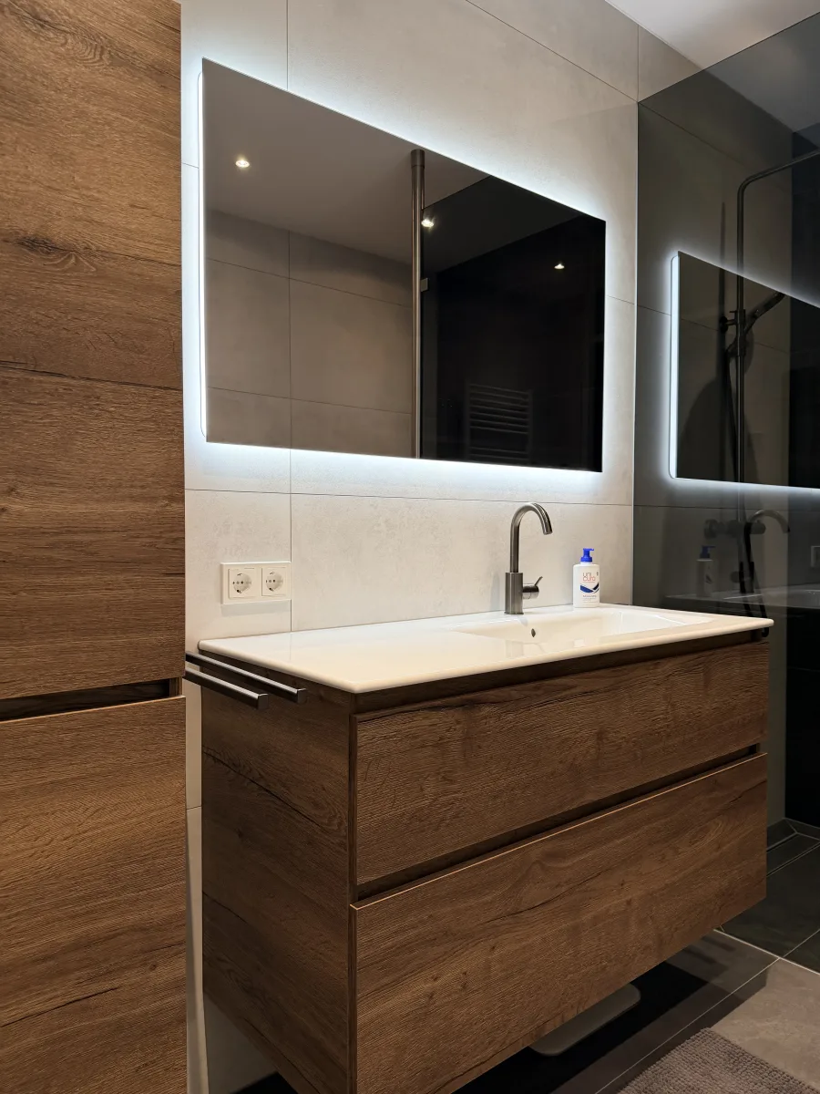 Rookglas, rvs-paal tot plafond en grote tegels: badkamer in Rhenen – modern stijl – Rhenen (foto 14)