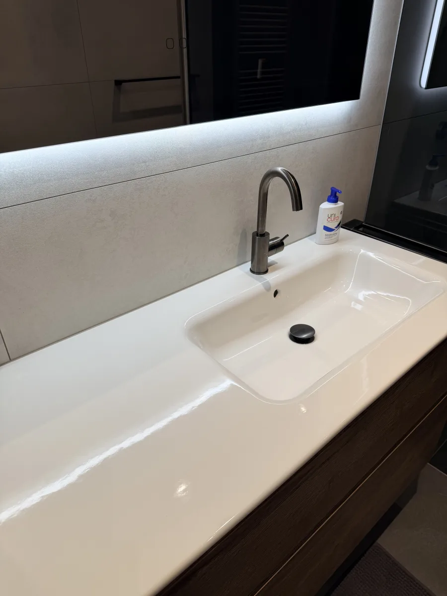 Rookglas, rvs-paal tot plafond en grote tegels: badkamer in Rhenen – modern stijl – Rhenen (foto 3)