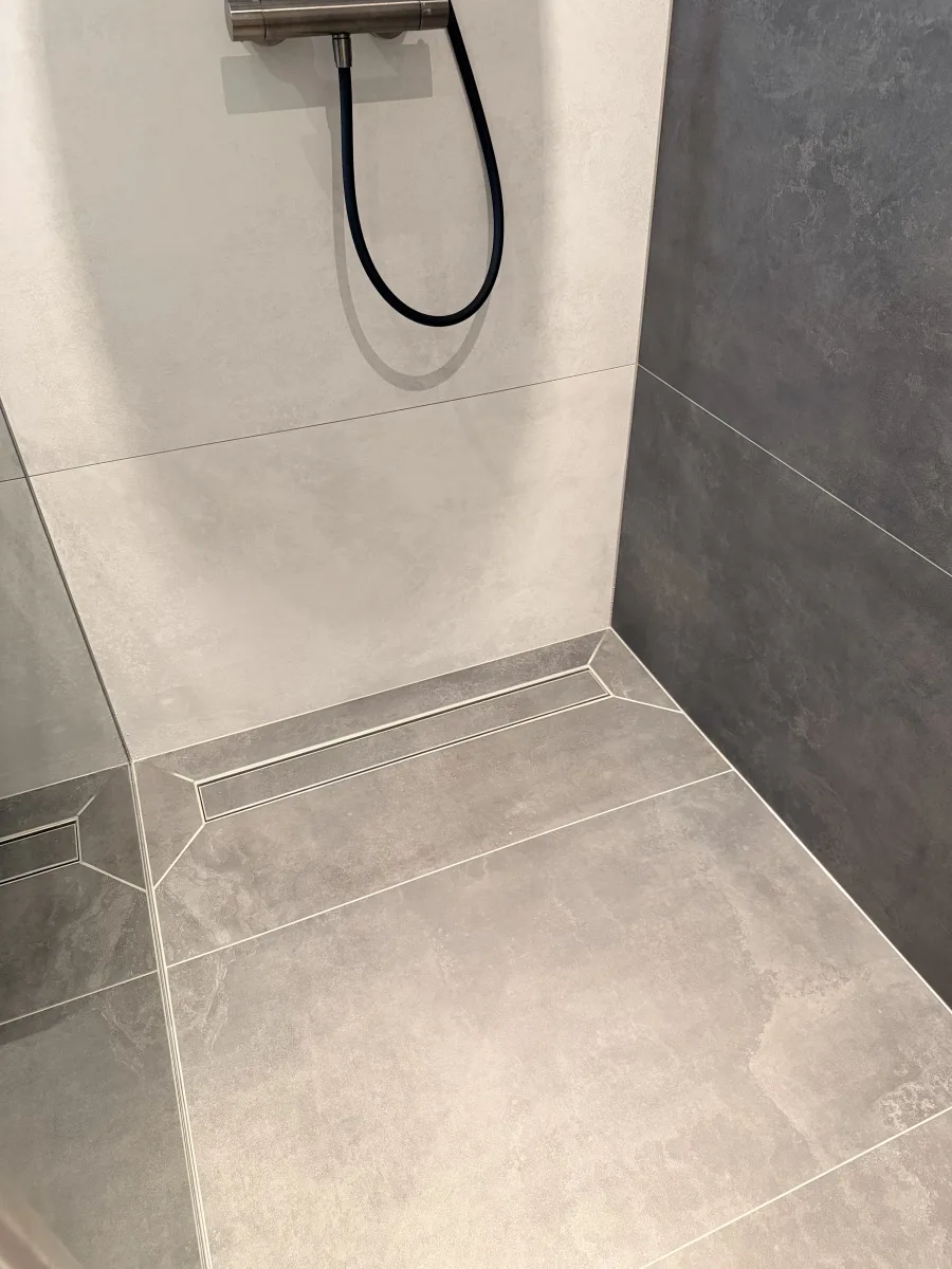 Rookglas, rvs-paal tot plafond en grote tegels: badkamer in Rhenen – modern stijl – Rhenen (foto 8)