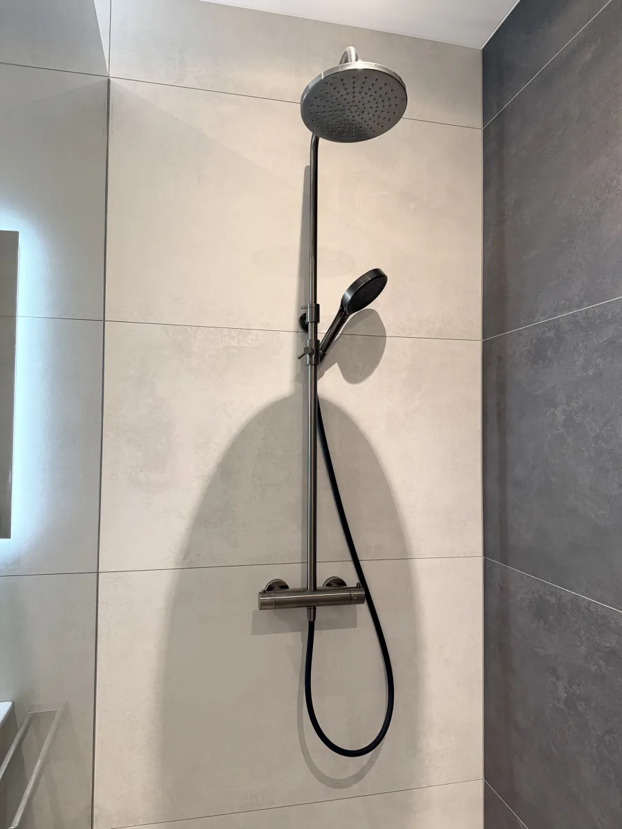 Rookglas, rvs-paal tot plafond en grote tegels: badkamer in Rhenen – modern stijl – Rhenen (foto 7)