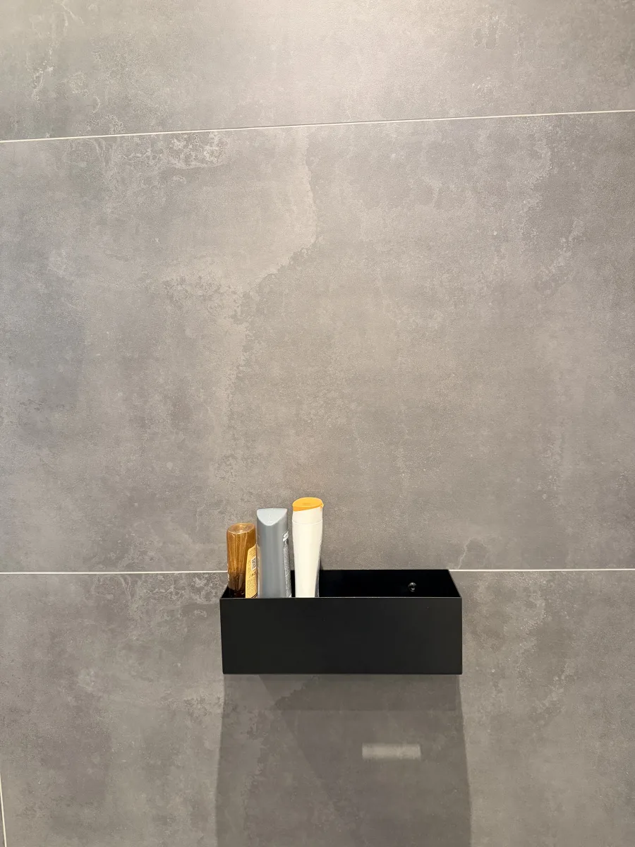 Rookglas, rvs-paal tot plafond en grote tegels: badkamer in Rhenen – modern stijl – Rhenen (foto 10)