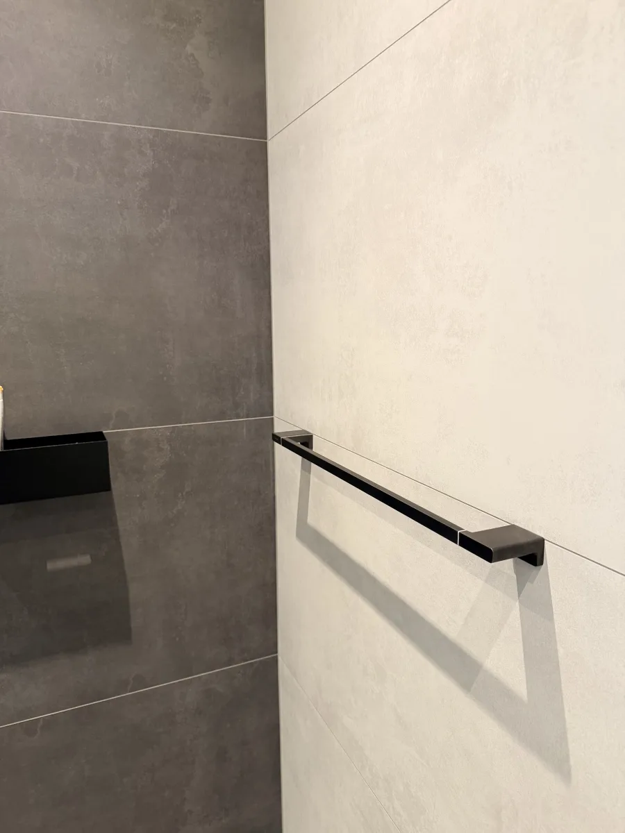 Rookglas, rvs-paal tot plafond en grote tegels: badkamer in Rhenen – modern stijl – Rhenen (foto 9)